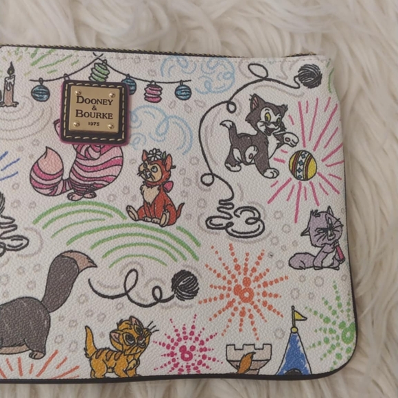 💖FIRM! NWT DISNEY PARKS X DOONEY AND BOURKE DISNEY CATS SKETCH WRISTLET - Picture 2 of 15